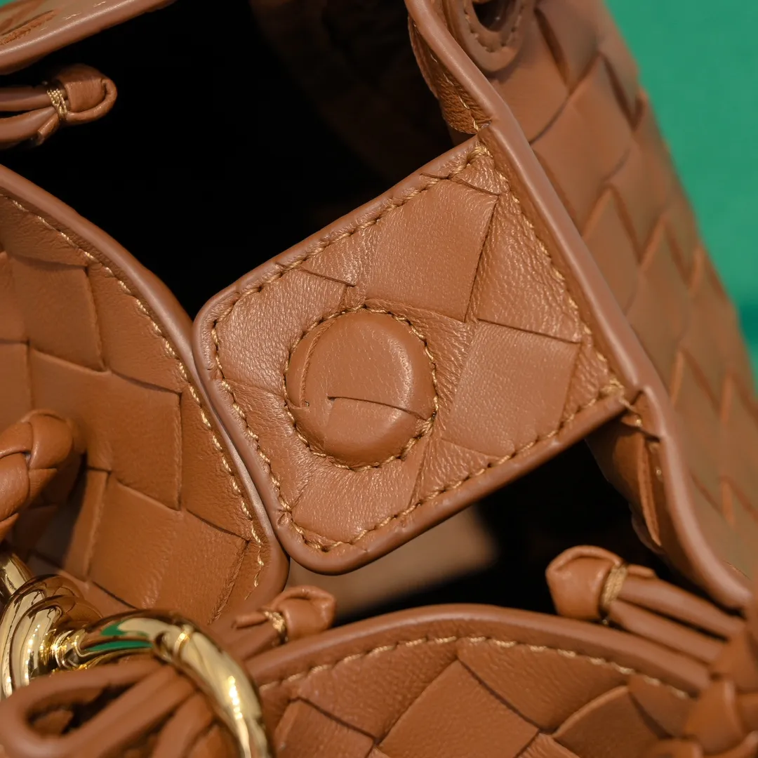 Batch 1760 BV home is new! Andiamo combines Bottega Veneta archives parachute handbags to inherit retro elements and integrate modern trends. The same style as Shu Qi's Beijing Night. It is a continuation of the classic bag. It has three functions: hand carry, shoulder and cross-body. It is embellished with metal brass knot buckles. The capacity of the small one is amazing. It can easily hold sunglasses in a box/small bottle of water/powder powder/charger and other daily necessities when going out. The upper body is versatile. Style number: 6569 Size: 21*17*16.5cm